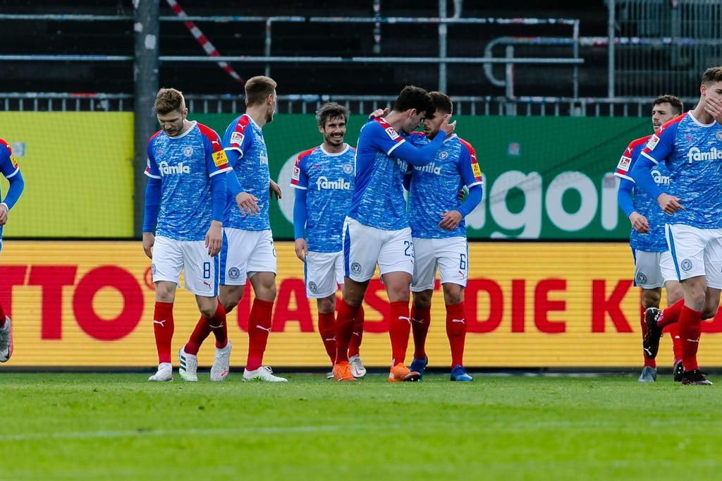 Holstein Kiel erhöht mit dem Sieg gegen St. Pauli den Druck auf die Konkurrenz.