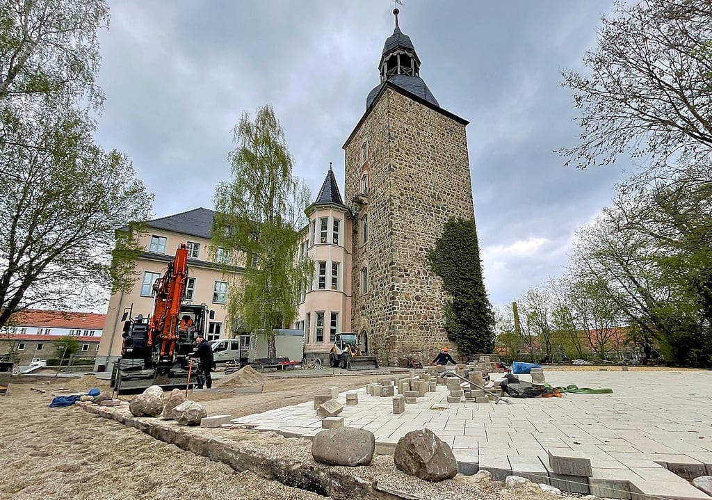 Pflasterarbeiten am Schloss-Schulhof Möckern