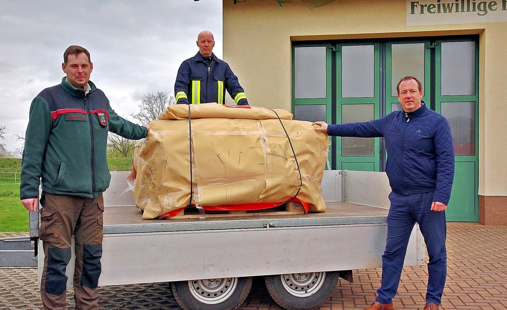 Philipp Nahrstedt, Jan Wieczorek und Maik Strömer (v. l. n. r.) mit dem mobilen Löschwasserbehälter