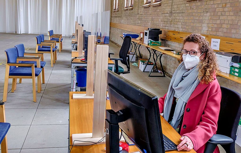 Mandy Schleifer zeigt, wie es ab Montag funktioniert.