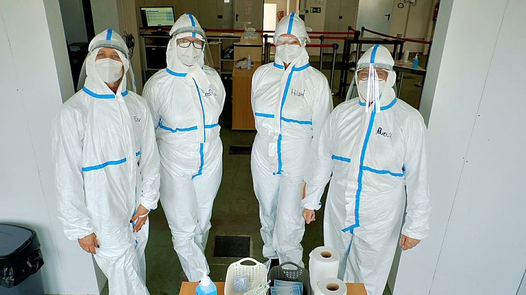 Daniela Pischel (links) und ihr Team arbeiten derzeit im Testzentrum in der Tuchmacherstraße 78. Zwei weitere Teams