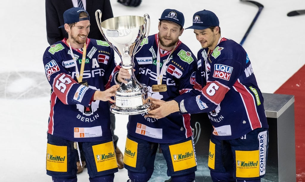 Die Berliner John Ramage, Frank Hördler und Kai Wissmann (l-r) mit dem Meisterpokal.