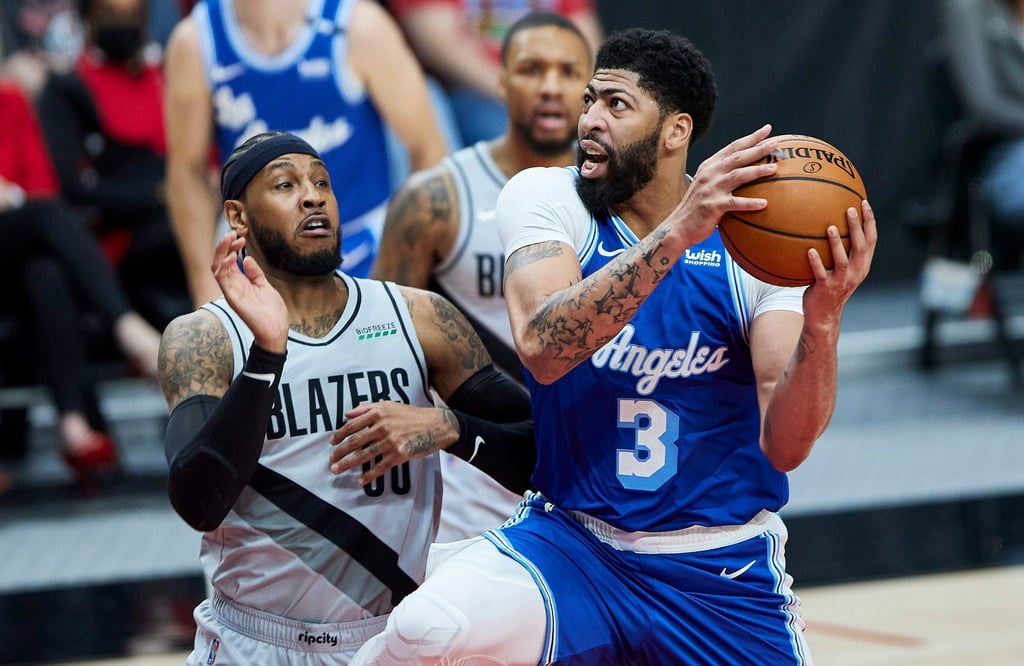Die Los Angeles Lakers um Anthony Davis (r) verloren bei den Portland Trail Blazers.