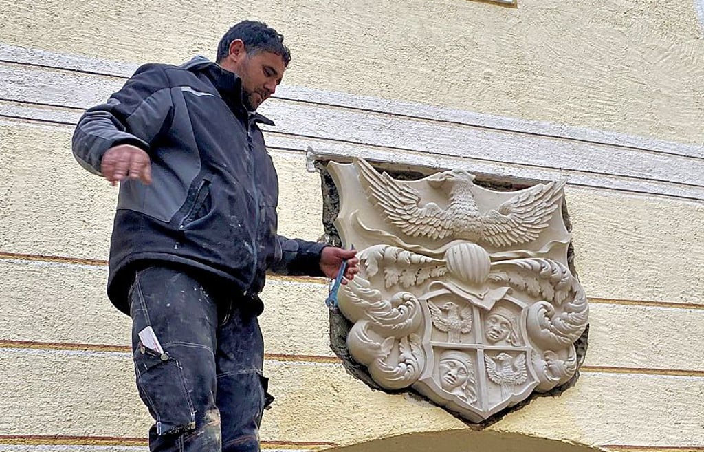 Geschaffen hat das Wappen Malek Almohammad von der Firma Rehain in Prettin.