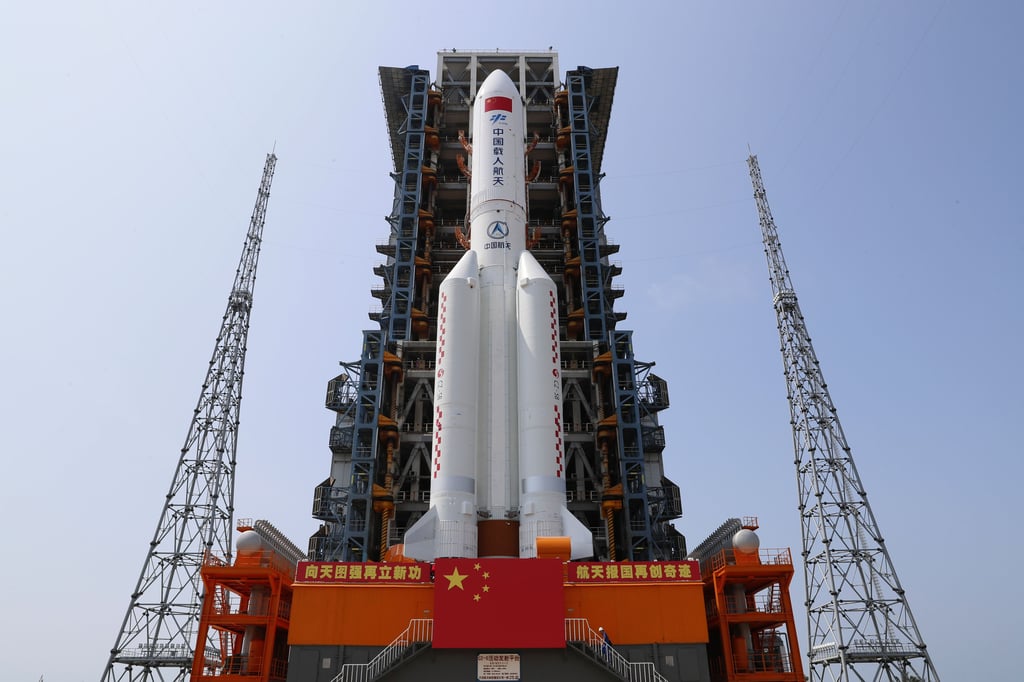 Das Kernmodul der chinesischen Raumstation "Tianhe" (dt. Himmlische Harmonie) auf der Raket von Typ Langer Marsch 5B-Y2e.