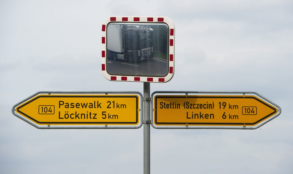 Ein Lkw passiert auf der Bundestraße 104 einen Wegweiser mit den Orten Pasewalk, Löcknitz, Stettin (Szczecin) und Linken.