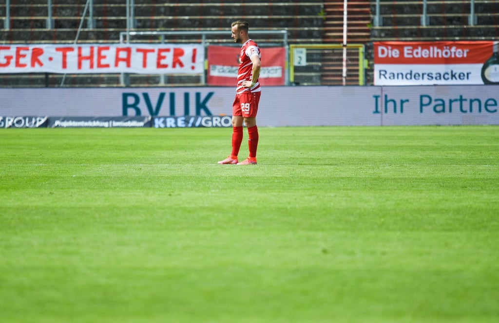 Würzburgs David Kopacz war nach dem Abstieg in die 3. Liga sehr enttäuscht.