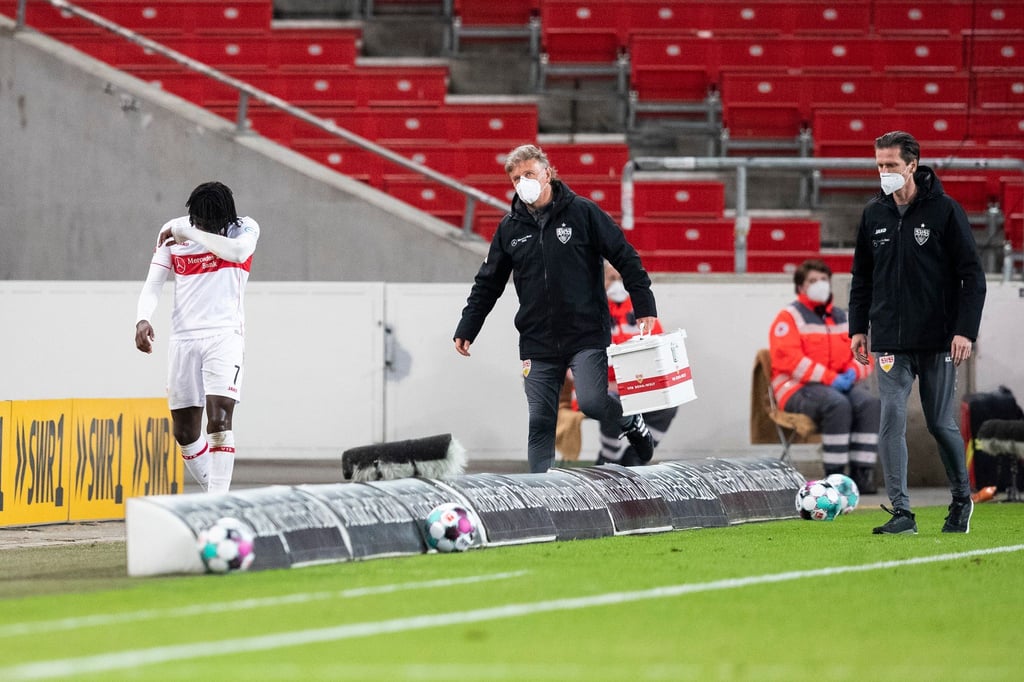 VfB-Profi Tanguy Coulibaly (l) musste gegen den VfB Stuttgart verletzungsbedingt ausgewechselt werden.