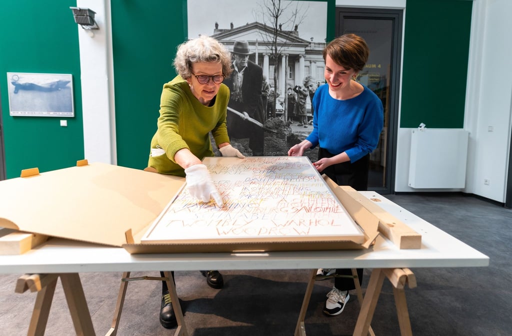 Kuratorin Daniela Sannwald (l) und Kristin Halm, Leiterin der Kunsthalle Lüneburg, bei den Vorbereitungen zur Beuys-Schau.