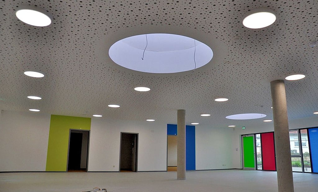Lichtkuppeln erhellen Aula und Speisesaal.