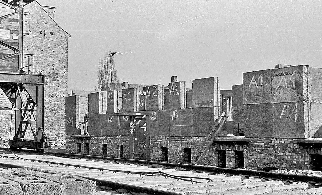 Der Aufbau des Wohnblocks, ehemals Breite Straße 11 bis 17. Hergestellt wurden die Blöcke im Betonwerk Zerbst.