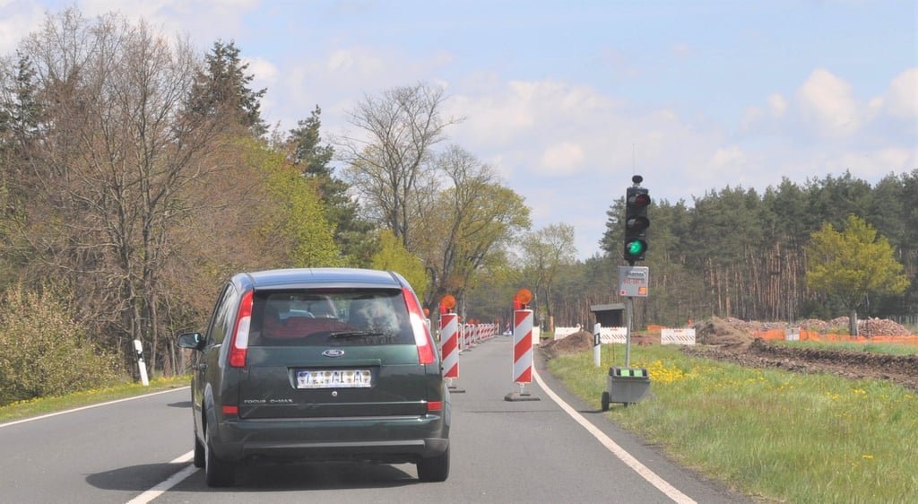 Am Sonntag noch offen, am Montag gesperrt: die B 1 zwischen Genthin und Parchen am Abzweig Wiechenberg