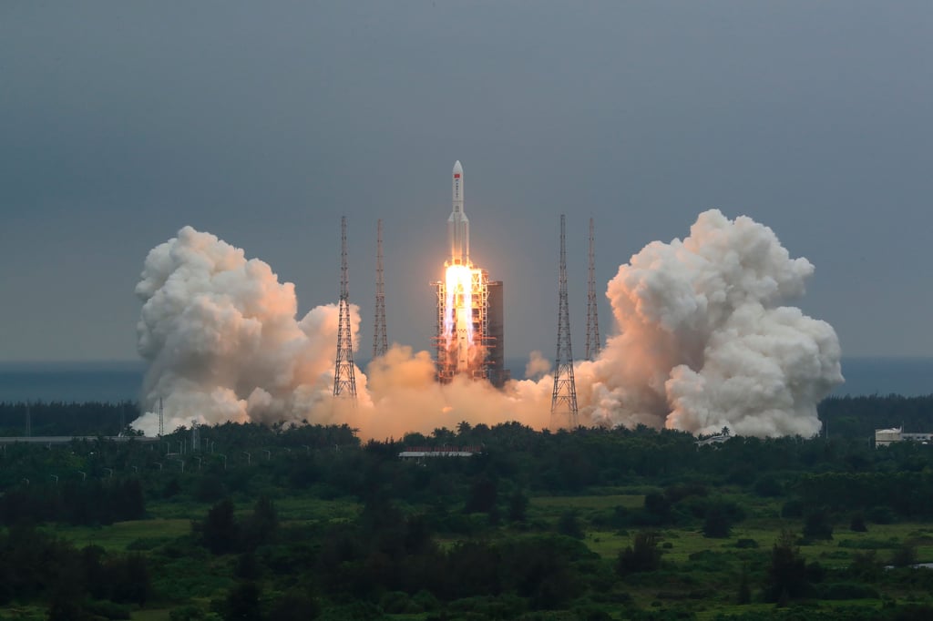 Die Rakete hob am 29. April 2021 von der Wenchang Spacecraft Launch Site in Wenchang in der südchinesischen Provinz Hainan ab. Das zentrale Raketensegment, das den 22,5 Tonnen schweren Kern von Chinas neuester Raumstation in die Umlaufbahn gebracht hat, stürzte in der Nacht zum Sonntag ab.