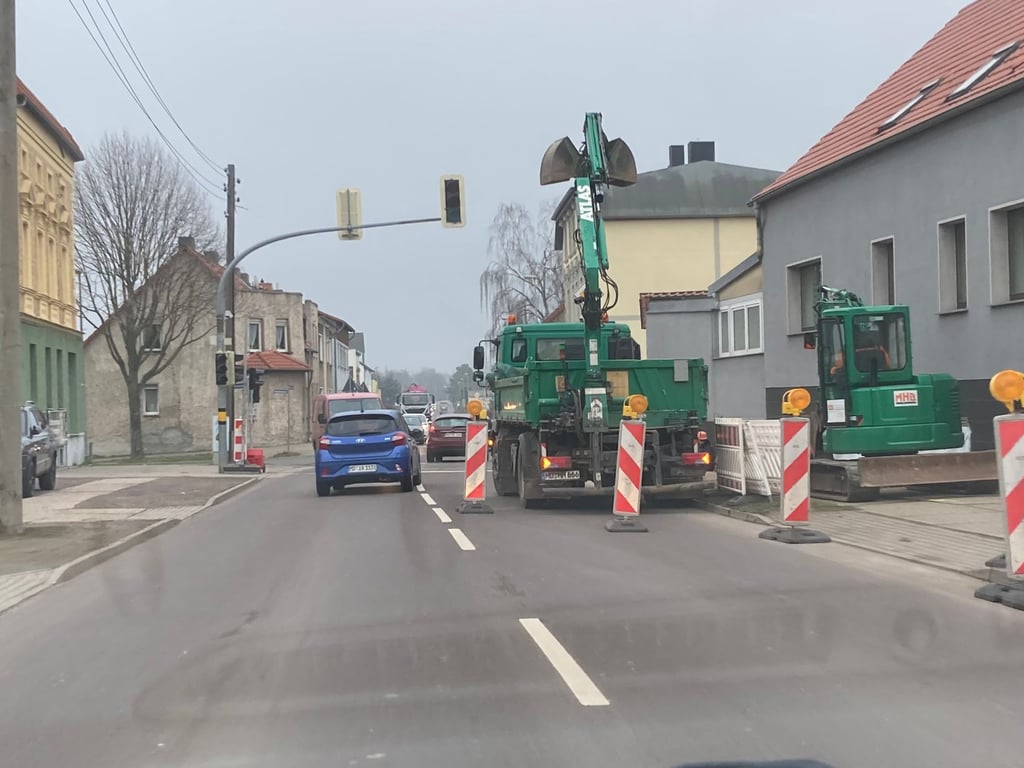 Für Leitungsarbeiten kam und für Radwegarbeiten kommt es derzeit zu Behinderungen in der Königstraße. Die Ottersleber Verkehrsader soll 2022/2023 grundhaft ausgebaut und verändert werden.