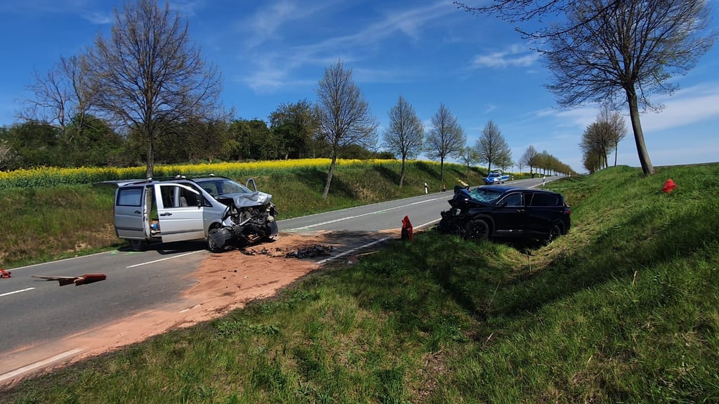 Der Hyundai und der Mercedes wurden bei dem Unfall im Harz völlig zerstört.