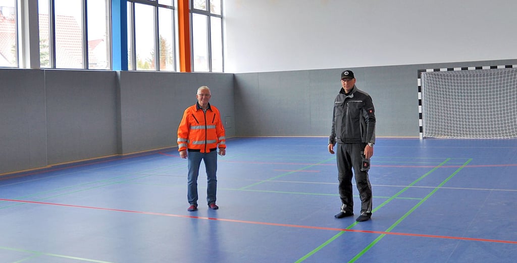 Stolz auf die neue Turnhalle: Bürgermeister Bernd Nimmich und Bauhof-Mitarbeiter Ronny Höschel.