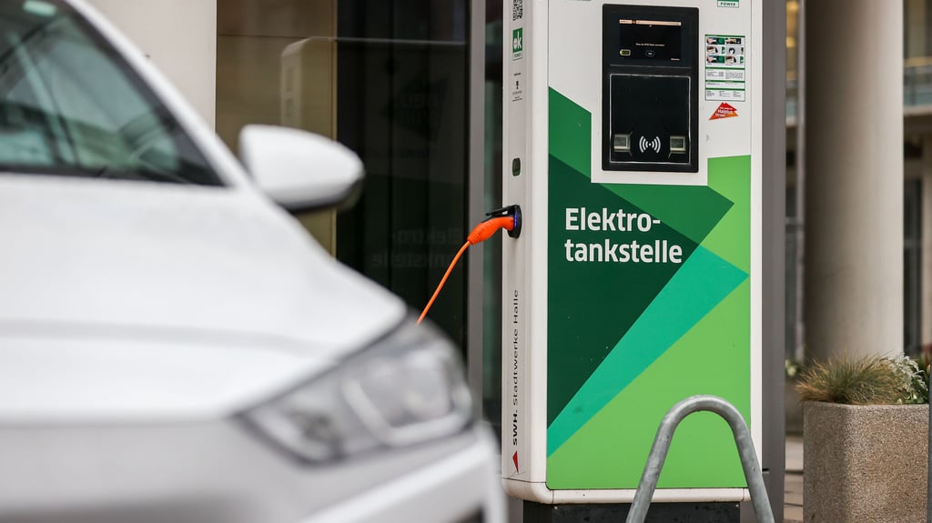 Autos mit elektrischem Antrieb begegnet man auf ostdeutschen Straßen eher seltener.