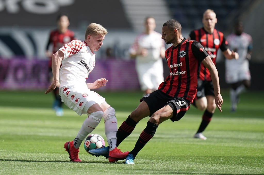 Der Mainzer Jonathan Burkhardt (l) und der Frankfurter Djibril Sow kämpfen resolut um den Ball.