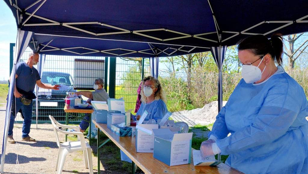 Das Team vom Testzentrum in der Böttcherstraße war am Wochenende auf dem Bierer Berg zu finden. In dem provisorischen überdachten Freiluft-Testzentrum konnten sich Besucher des Tierparks die erforderliche Gewissheit des Negativseins abholen.