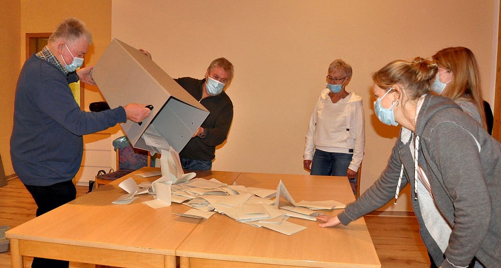 Unmittelbar nach der Schließung des Wahllokals an der Cafeteria in Egeln begann bei der Landratswahl im Januar die Stimmenauszählung.