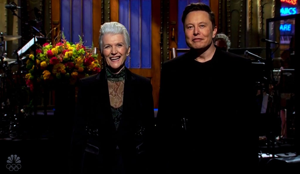 Unternehmer Elon Musk und seine Mutter Maye Musk in der Unterhaltungsshow "Saturday Night Live".