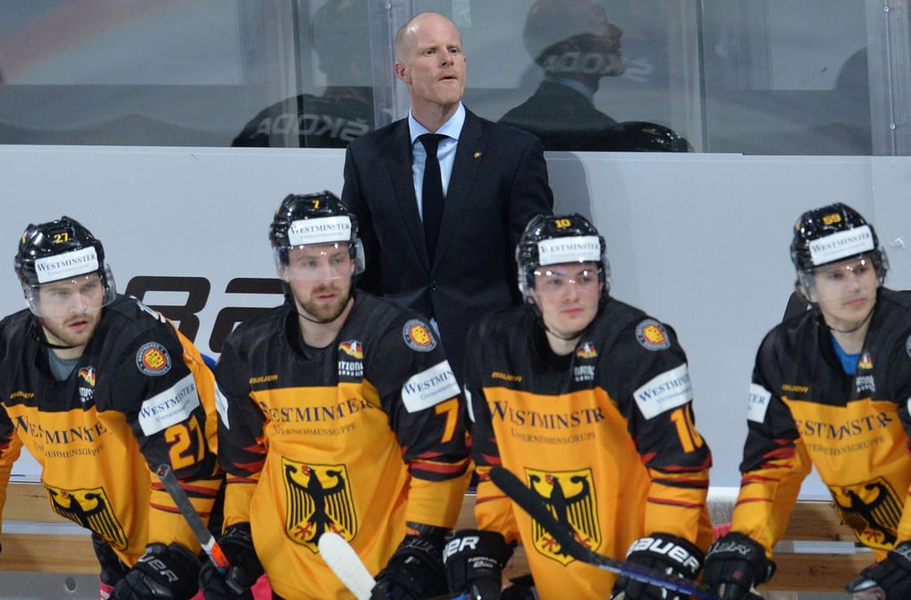 Bundestrainer Toni Söderholm (M.) bastelt an seinem WM-Kader.