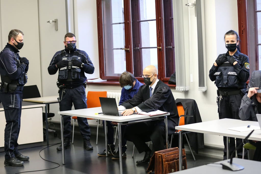 Der Angeklagte zum Prozessauftakt mit seinem Verteidiger. (Archivbild)