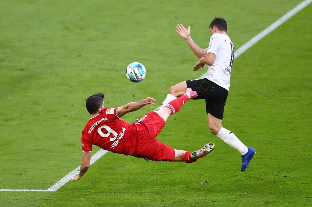 Robert Lewandowski (l) erzielte gegen Borussia Mönchengladbach das Tor zum 3:0 sehenswert per Seitfallzieher.