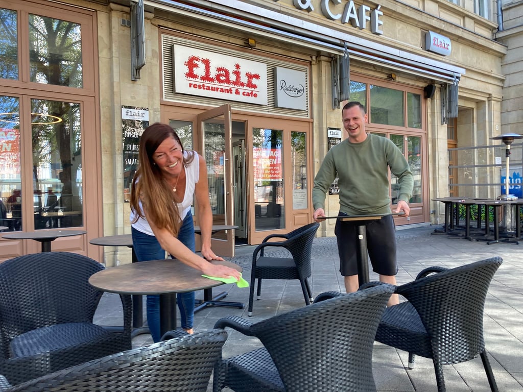 Ivonne Berner und Andy Werner vom Team des Cafés "Flair" bei den Vorbereitungen zur Wiedereröffnung.