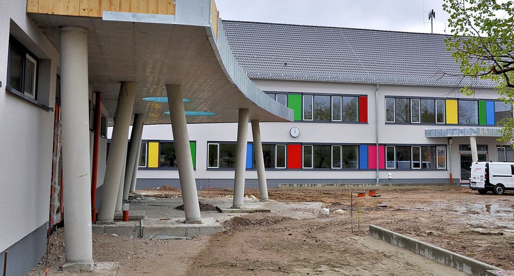 Fassade und Vordächer sind so gut wie fertig. Aktuell wird der Hof gestaltet.