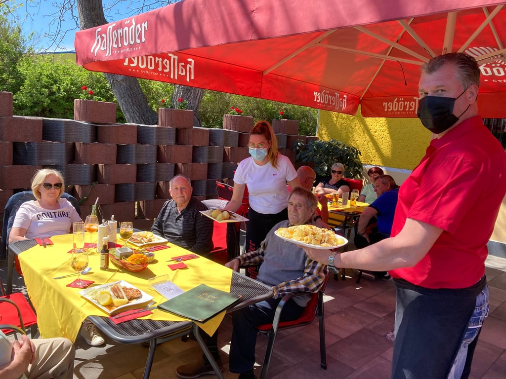 Wirt und Steffi Thiede servieren im Lokal "Zum Nussbaum" den Gästen das Essen.
