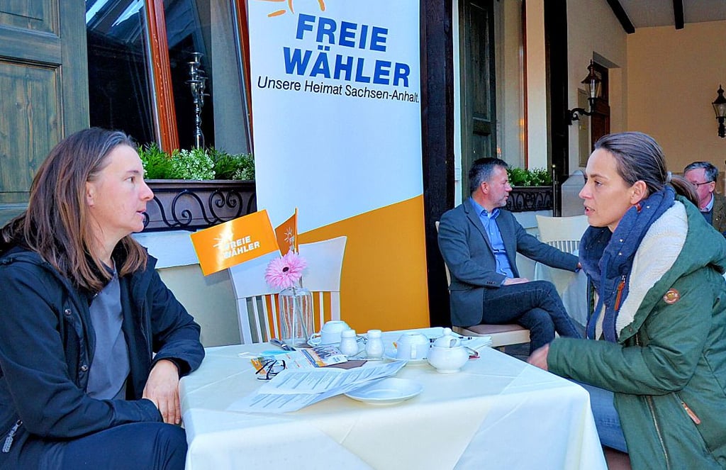 Über das Thema Schulbildung fachsimpeln in Tangermünde Landtagskandidatin Carmen Kalkofen (links, Freie Wähler) und Dorothee Schulz, Vorsitzende des Kreiselternrates.
