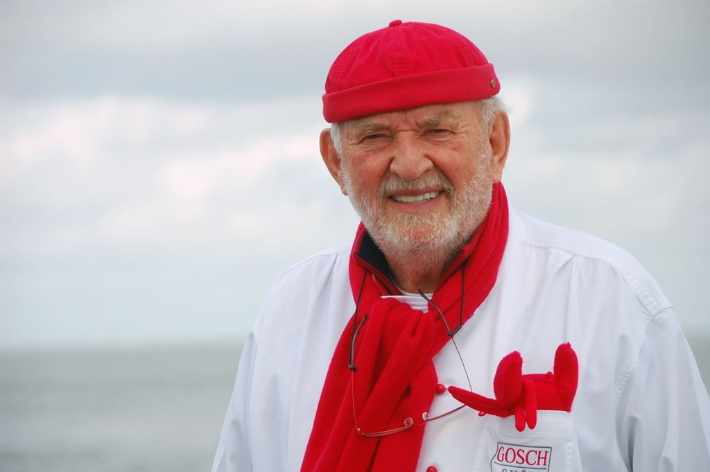 Jürgen Gosch, Inhaber der nach ihm benannten Handels- und Restaurantkette Gosch, am Lister Hafen auf Sylt.
