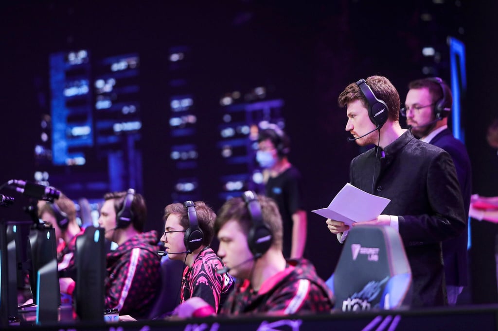 Für Coach Fabian „Sheepy“ Mallant (2.v.r) und sein LoL-Team Unicorns of Love ist das MSI nach der Gruppenphase zu Ende.