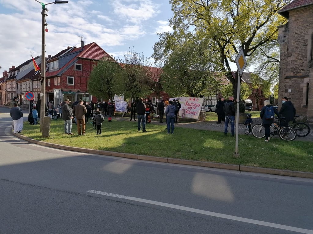 Auf private Initiative wurde am Freitag auf dem Kirchplatz eine Gegendemonstration zur AfD-Kundegebung auf dem Marktplatz veranstaltet. Über 100 Teilnehmer bekannten sich zum Bündnis "Initiative Oebisfelde bleibt bunt und frei!"