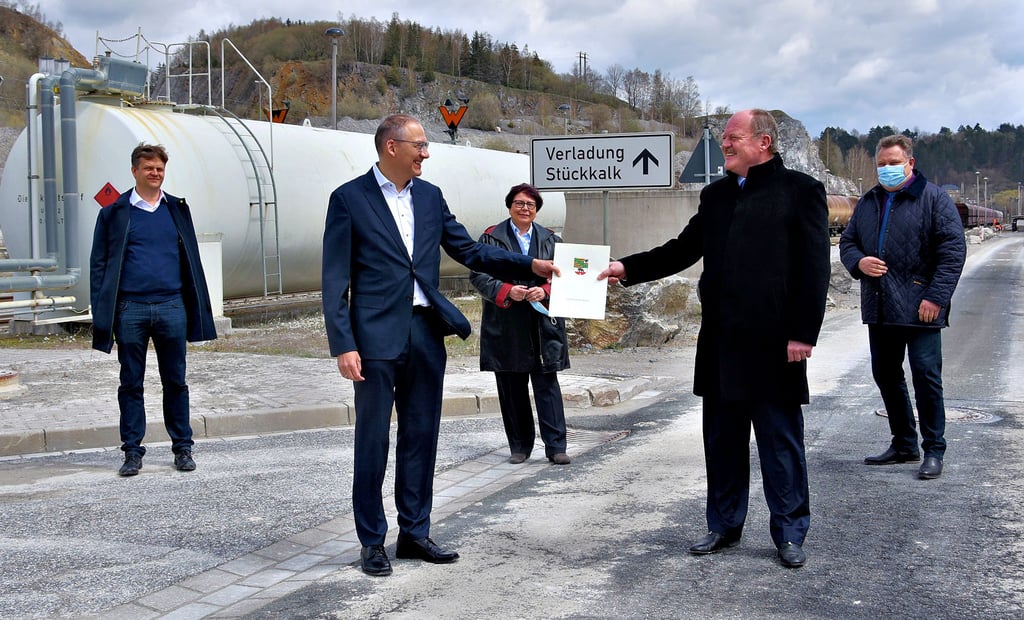 Bei der Übergabe des Förderbescheids für die Erneuerung des Bahnnetzes der Fels-Werke in Rübeland (von links): Andreas Harms, Geschäftsführer der Fels-Netz GmbH, Burkhard Naffin, Vorsitzender der Geschätsführung der Fels-Werke Goslar, die CDU-Landtagsabgeordnete Angela Gorr, Landesverkehrsminister Thomas Webel (CDU) und Oberharz-Bürgermeister Ronald Fiebelkorn (CDU).