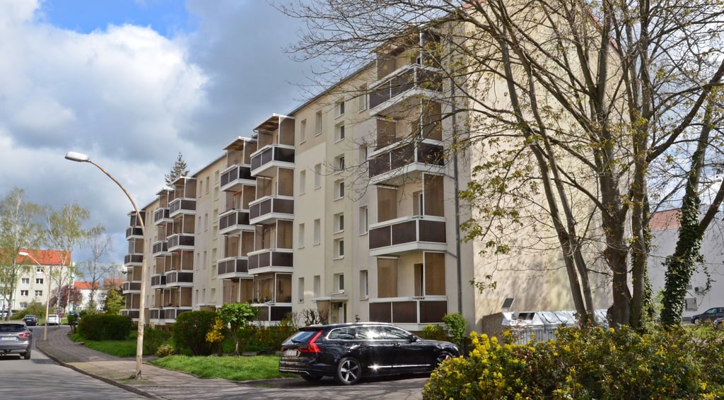 Die Bau- und Wuhnungsgesellschaft (BWZ) hat den Einbau von Fahrstühlen an zwei Wohnblocks in der Neuen Brücke auf 2022 verschoben.
