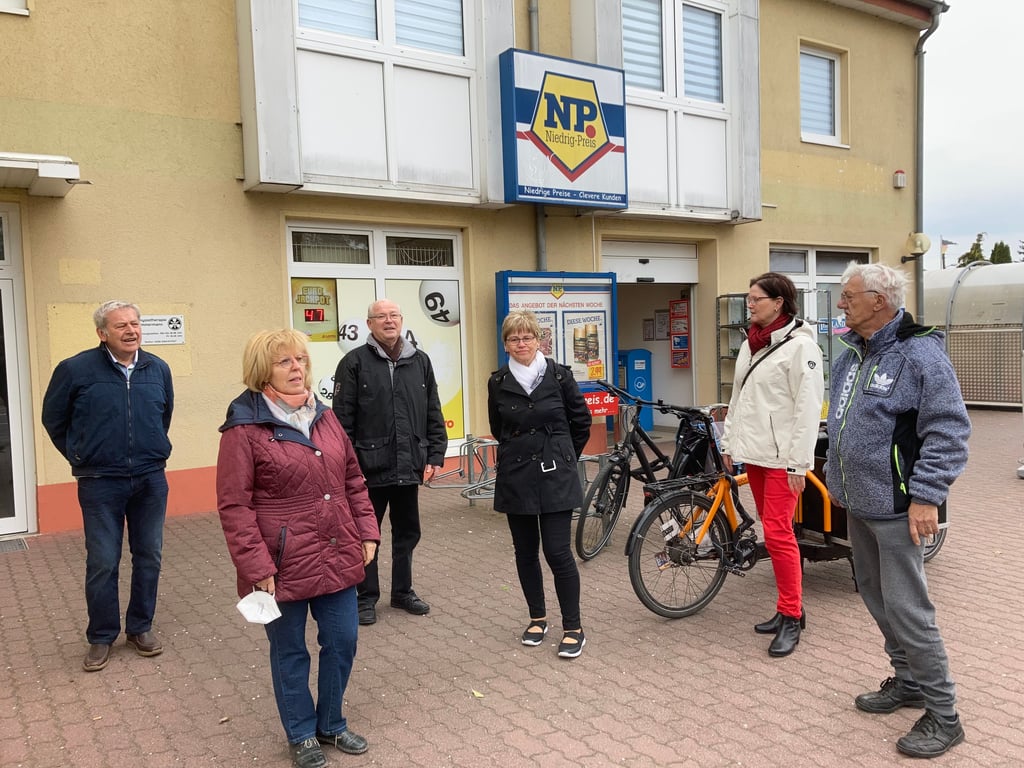 Bewohner von Magdeburg-Nordwest vor dem einzigen Supermarkt des Stadtteils.