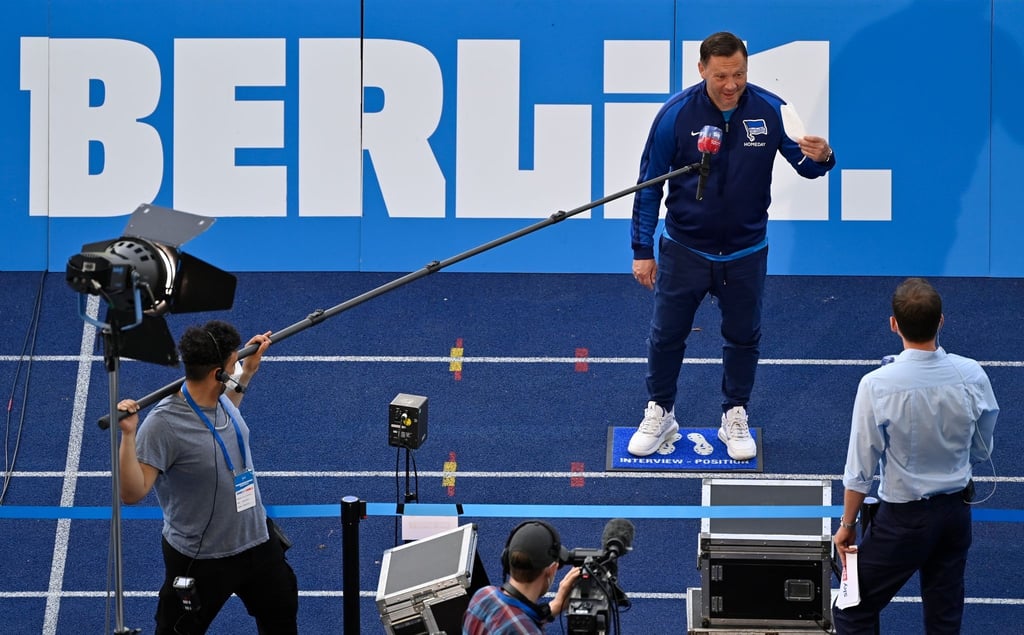 Herthas Trainer Pal Dardai (oben, r) spricht beim Interview vor dem Spiel.