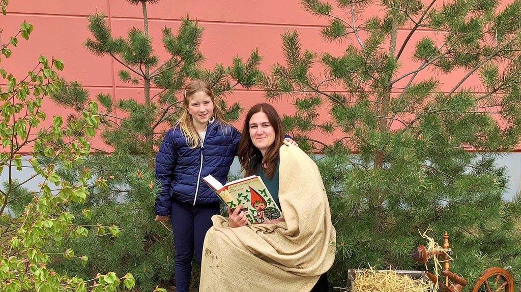 Melanie Bünz liest in stimmungsvoller Kulisse Geschichten vor und Tochter Lotta stellt Fragen, die von Märchen-Experten schnell erraten werden können.