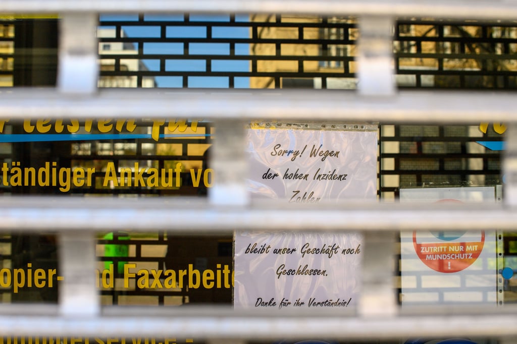 05.05.2021, Sachsen-Anhalt, Halberstadt: "Sorry1 Wegen der hohen Inzidenz Zahlen bleibt unser Geschäft noch Geschlossen. Danke für ihr Verständnis!" steht auf einem Zettel der in der Tür eines Geschäftes hängt. Die Stadt Halberstadt informiert auf ihrer Internetseite, dass im Landkreis Harz seit dem 23. April 2021 das Infektionsschutzgesetz des Bundes in Kraft ist. Es regelt unter anderem Kontaktbeschränkungen, den Unterricht für Schüler und die Öffnung von Geschäften. Foto: Klaus-Dietmar Gabbert/dpa-Zentralbild/ZB +++ dpa-Bildfunk +++