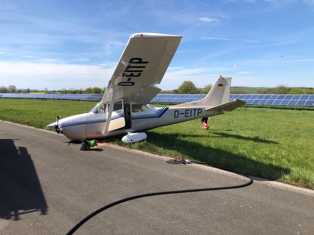 Beim Ansteuern der Landebahn, die sich wenige Meter hinter einer Kreisstraße befindet, verlor der Pilot die Kontrolle über seine Maschine und kam zu früh zu weit nach unten.