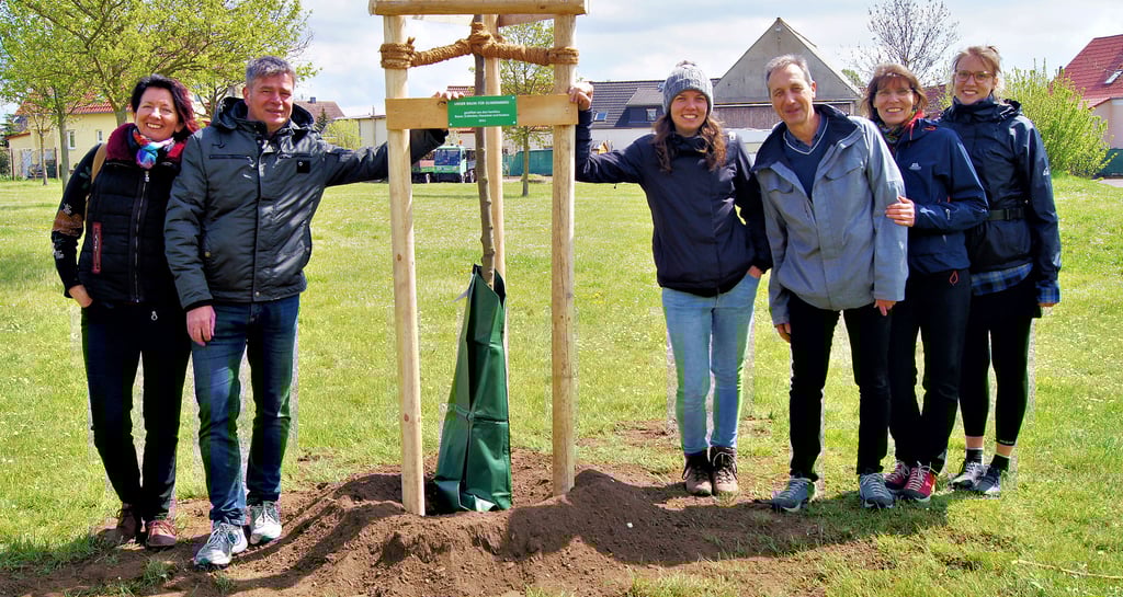 Christine und Holger Bauer (v.l.), Franziska, Thomas, Birgit und Alexandra Schlenker sowie weitere Familienangehörige haben einen Baum für den Glindenberger Spielplatz gespendet.