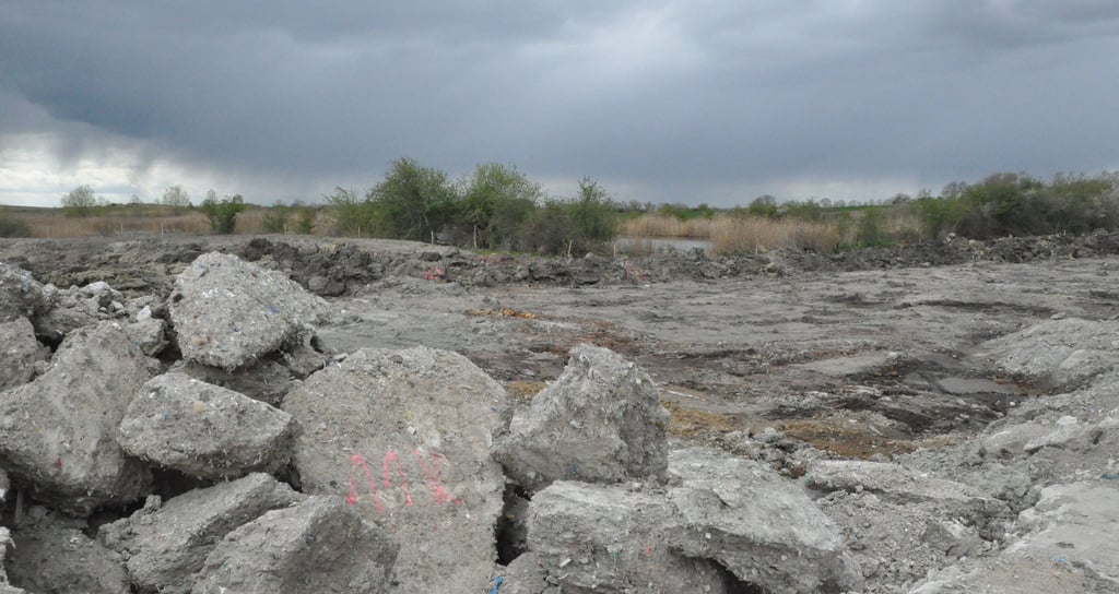 Insgesamt 29000 Tonnen Erdreich müssen vom Gelände der ehemaligen Ziegelei Sporkenbach. Bis 2008 ist dort illegal teils belasteter Betonmüll verpresst worden.