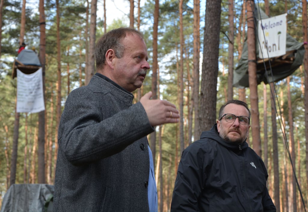 Der Landtagsabgeordnete Wulf Gallert (Die Linke, l.) und Parteikollege Mario Blasche sprachen mit den Waldbesetzern.