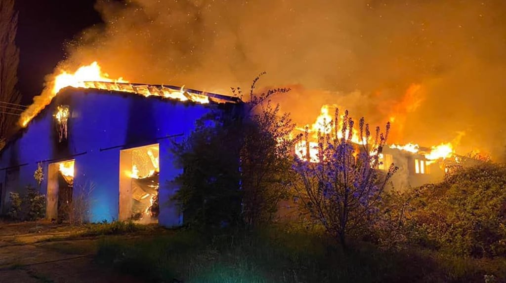 Eine Strohlagerhalle brannte in Könnern lichterloh.