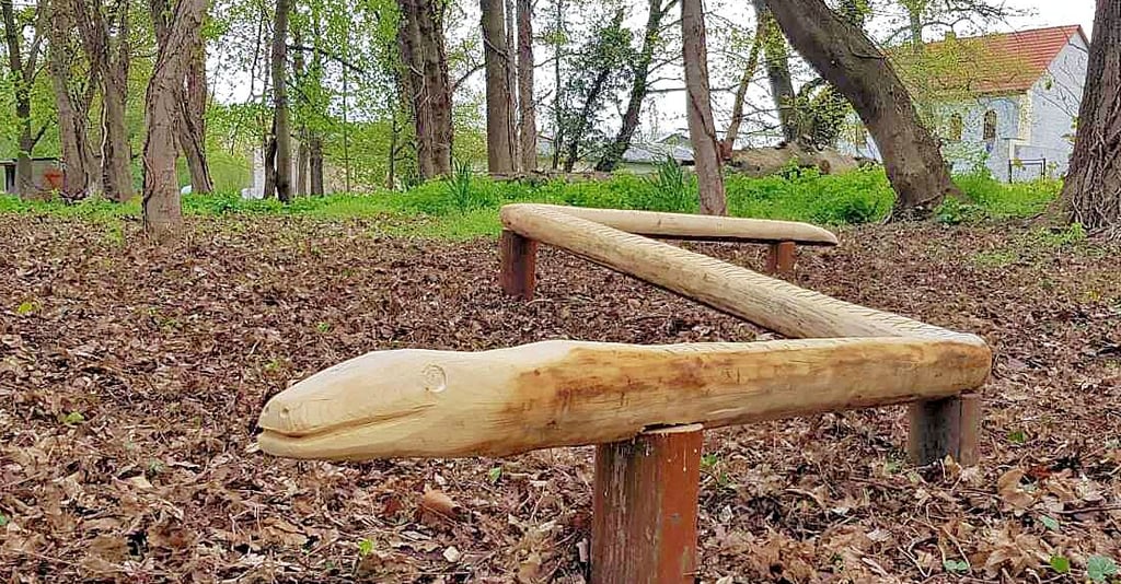 Der Park in Schneidlingen hat sich mit viel Engagement gewandelt. Neben Zwergenhaus und Igelhof steht seit kurzer Zeit eine Schlange.