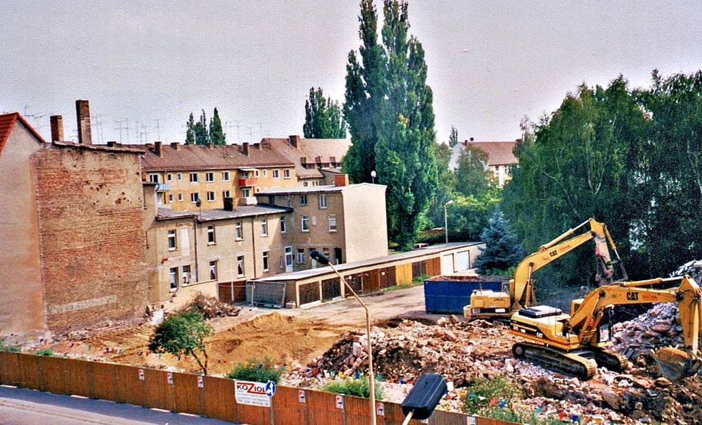 Kurz nach der Wiedervereinigung wurde der Wohnblock Breite Straße 11 bis 17 abgerissen. Heute ist hier ein Parkplatz.