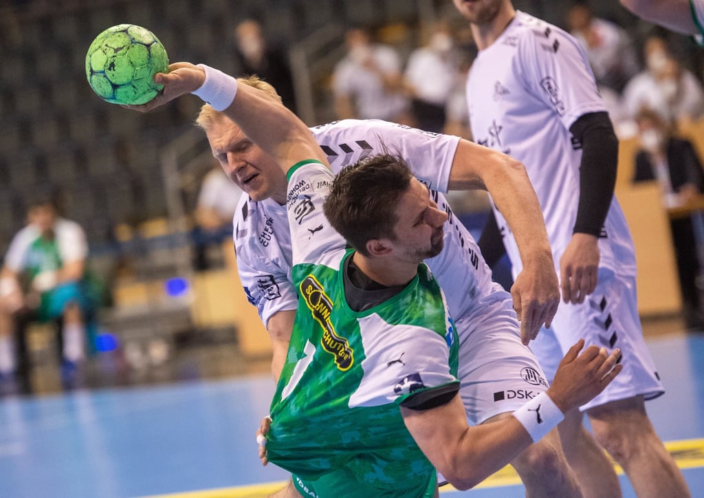 Berlins Fabian Wiede (vorn) und Kiels Patrick Wiencek kämpfen um den Ball.