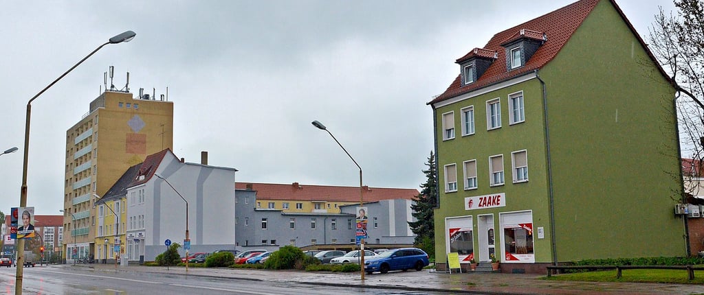 Heute ist die Fläche ein Parkplatz. Geplant war, dass die Neue Brücke an dieser Stelle gerade auf die B 184 mündet.